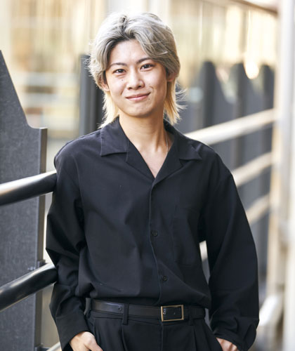 荒木 智也(国・美2)