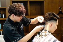 必須授業でメンズヘアデザインの様子